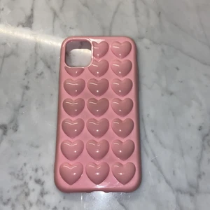 3D heart case - Väldigt skönt och bra. Den är gjord av gummi så den är inte så lätt att förstöra ❤️