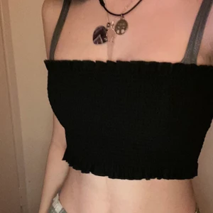 tube topp - söt svart tube topp från ginatricot i bra skick, används fåtal gånger och säljer för den inte kommer till användning längre
