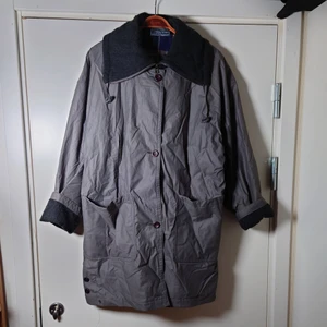 Vintagejacka  - Jacka med mjuk del som stängs med dragkedja. Knäpps med knappar "utanpå". Rutigt foder. Ingen storleksmärkning men är som en M och funkar bra som oversize🌱