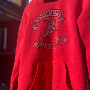 One of One Hoodie - One of One hoodie i storlek L men passar även M beroende på hur man vill ha den. Alla stenar finns kvar/som ny. Pris kan diskuteras vid snabbare affär. Kom gärna med bud!