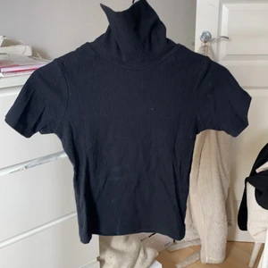 Svart topp - Svart polo topp, knappt använd. Från bikbok. Storlek xs