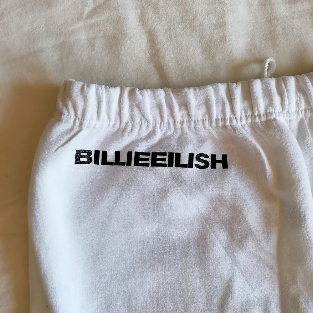 Vita byxor från Billie Eilish merch. Jeans & Byxor.