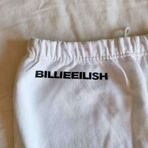 Vita byxor från Billie Eilish merch