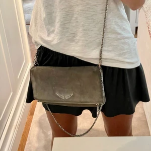 Zadig väska - Säljer min ÄLSKADE zadig väska!!❤️‍🔥 Den är använd i ca 6 månader, bilderna är lånade men sista bilden är min egna. Jag köpte väskan för ca 3500kr