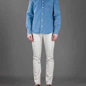 Acne byxor i fint skick  - ”The cotton-blend twill used to create Acne Studios' Alfred Chino has been woven with a subtle sateen finish to its surface. Cut with a slim leg, the chino is completed with zipped pockets to the back along with angled side pockets and a zipped fly.”