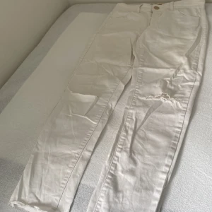 DENIM strl 36 - En bara fåtal använt vita jeans.