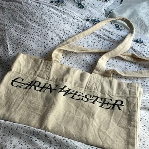 Tygpåse - Tygpåse från Carin Wester. Använd, men fint skick 💕