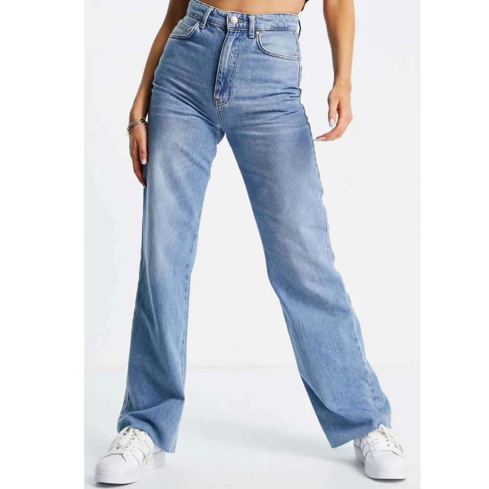 Mellan/mörkblå jeans från stradivarius i ”long straight fit”. Oanvända med rå fåll. Passar längd ca 160-164. Originalpris 359. Obs! Lite mörkare färg i verkligheten än på asos bilden! 💗. Jeans & Byxor.