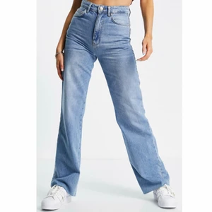 Stradivarius jeans - Mellan/mörkblå jeans från stradivarius i ”long straight fit”. Oanvända med rå fåll. Passar längd ca 160-164. Originalpris 359. Obs! Lite mörkare färg i verkligheten än på asos bilden! 💗