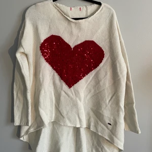 Hjärttröja medium - Stor mysig stickad tröja med paljetthjärta. Lite längre modell med ännu längre bak. 