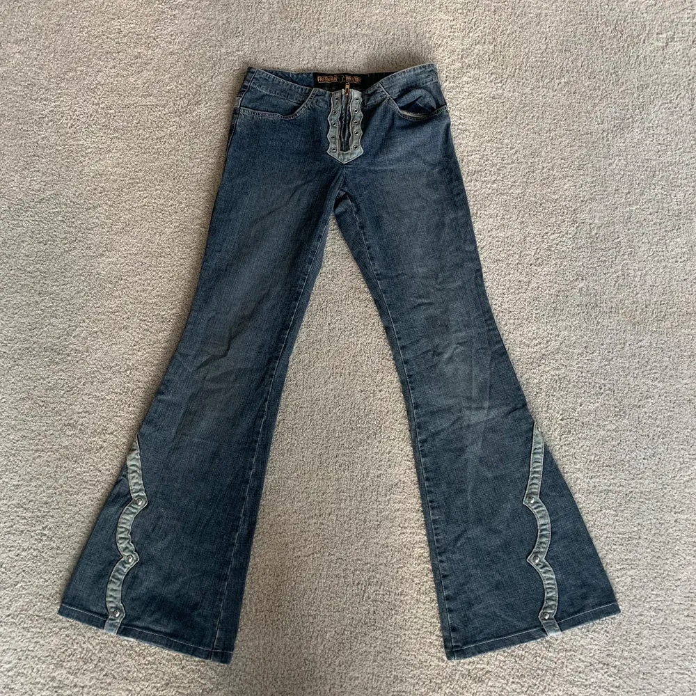 Unika Lågmidjade jeans från freeman, ganska små i storleken därav inga bilder när dem sitter på. Midjemått : 68 innerbenslängden : 77cn. Jeans & Byxor.