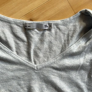 Ljusblå tröja - Fin tröja, för stor för mig men den är jättefin :)