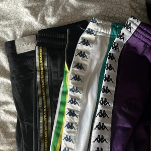 blandat med byxor XS-L - INTRESSEKOLL för nån av dessa fem olika byxorna, dm för mer info Lila kappa: M💜 blå kappa: L 💙gröna bikbok: XS💚fila: S💛 bershka: 36, skulle säga liten 36 💖 priset är styckvis, kan diskuteras 