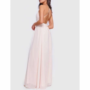 Balklänning långklänning - En superfin långklänning från hemsidan youmefashion.se. Den är i färgen nude så lite ljusrosa/beige och använd endast en kväll. Den går o knyta på olika sätt både fram och bak. Jag är 174 och den är lite längre än mig. Den går att användas i strl 36-40 