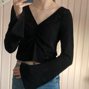 NA-KD sommartopp  - Använd 2 gånger, Superfin sommartopp i storlek M, passar dock bra på mig som har storlek S annars☺️ Långa ärmar och skönt, tunt material! Frakt tillkommer i priset!