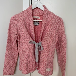 Kofta - Odd Molly - Odd Molly kofta i rosamönstrad, fint skick. Kommer från djur- och djurfritt hem. Stl.1 Köparen står för frakten.