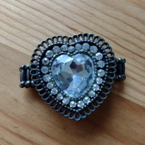 Stor hjärtformad ring/dubbelring 🤍 - Stor hjärtformad dubbelring. Ca 4 x 4 cm stor. Själva ringarna är elastiska. Använd bara nån enda gång så inte sliten. Frakt 15 kr.