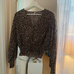 Leopard blus från nelly, inga defekter. Storlek 38 säljes för 150 kr. 💕