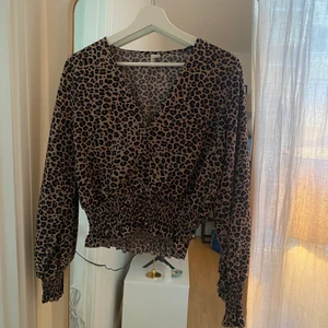 Leopard blus Nelly - Leopard blus från nelly, inga defekter. Storlek 38 säljes för 150 kr. 💕