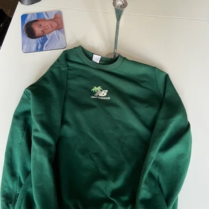 New balance sweatshirt  - Grön newbalance tröja som inte finns att köpa längre. Använd ett fåtal gånger och i nyskick.