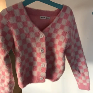 Shein kofta - Storleken är något mindre än vad som anges i plagget därför har vi angivit stl 146 istället för 152 som det står skrivet i koftan.💕