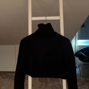 Zara croppad polo - Fin stickad croppad polo från zara!❤️ Perfekt till hösten🙏🏽 