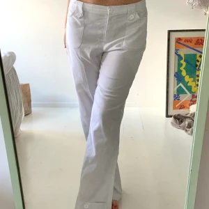 Vita lågmidjade kostymbyxor🤍 - Lågmidjade byxor köpa secondhand, sitter fint på mig som har 36-38 i byxor och är 166🤍