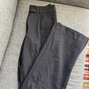 LxA kostymbyxor - Mörkbruna kostymbyxor från LxA. Långa i benen. Helt oanvända.