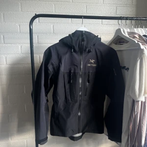 Arcteryx Alpha SV - Säljer nu min Vintage Arcteryx Alpha SV från 2005 Storlek S Bra skick för jackans ålder, några lagningar har gjorts Mer info och bilder vid intresse Bud från 1500 Köp nu 2000 Nypris i butik 8000 kr Köpare står för frakt!