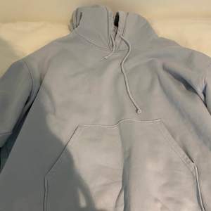 Säljer denna jättefina hoodie från Weekday i strl M pga att den inte kommer till användning längre. Sparsamt använd så är frf i mycket bra skick! 🥰 