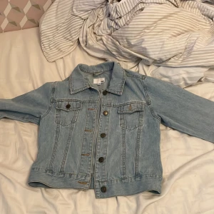 Jeansjacka, perfekt till hösten💕😘😻 - Originalpris: 300kr Mitt pris: 150  Det blir halva priset på en oanvänd jacka💕💕🫶🏼🫀💘