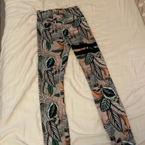 Ursnygga strongerbyxor  - Använda 1-2 gånger. Storlek xs och passar folk som är 145-170 ungefär. Original priset är 1600 och kan diskuteras. 