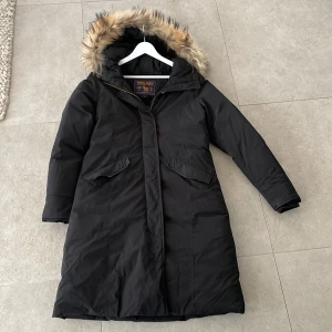 Woolrich luxury long parka  - Inga märken / skavanker ej Kemtvättad . Använd en säsong inköpt på zoovilage för 8000kr   order bevis finns 