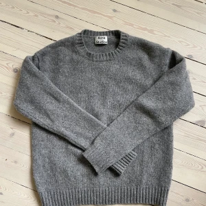 Acne studios stickad tröja  - Grå ulltröja från Acne Studios, stl XS. Inget att anmärka på. Jättefint begagnat skick.   100% ull  