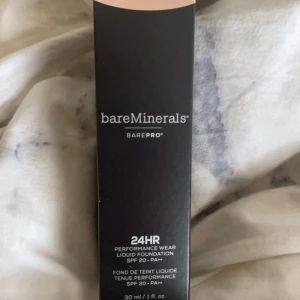 BareMinerals barepro fondation flax 9.5 - Fin fondation från Bareminerals, helt orörd. Säljer då jag råkade beställa fel färg. Nypris: 485kr. Pris kan diskuteras 😄