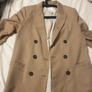 Beige kavaj - Säljer denna beiga kavaj som aldrig kommit till nån användning alls. Den är både bekväm och i riktigt bra skick. 