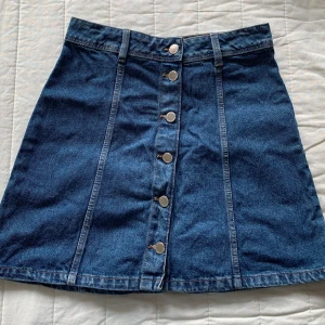 Kjol H&M  - Mörkblå jeanskjol från H&M. Använd ett antal gånger. Säljer då den är för liten. Säljer för 40kr. Köparen står för frakten som är 49kr. 