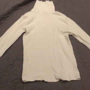 Vitt långärmad T-shirt  - Långärmad T-shirt från ZARA storlek 164 