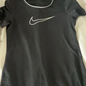 Träningstopp  - Träningstopp från nike den är väldigt fin och i bra skick hör av dig om du vill ha fler bilder. köparen står för frakten ☺️