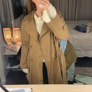 Trenchcoat - Så fin brun trench coat från ginatricot 💖