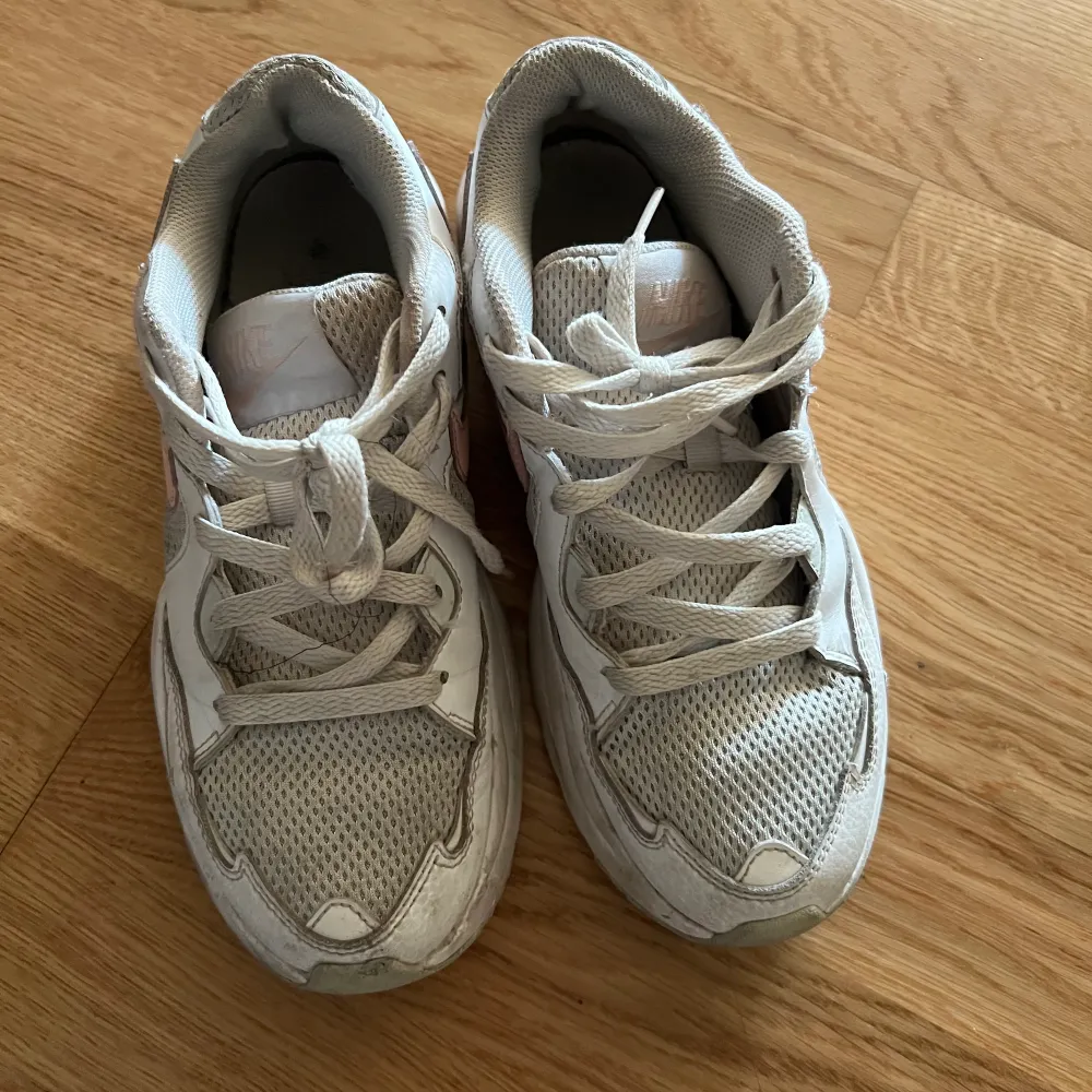 ett par vita Nike skor med storlek 37,5 kostar 250kr.. Skor.