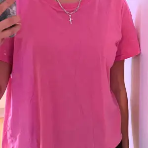 Säljer den här rosa T-shirten. Använder den inte längre och säljer därför den:) pris kan diskuteras💕 