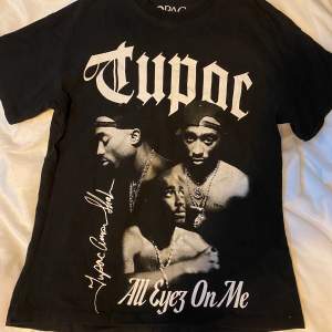 Tupac tröja i storlek S, använt fåtal gånger så nyskick! Nypris 299kr säljer för 150kr. Hör av dig om du är intresserad!