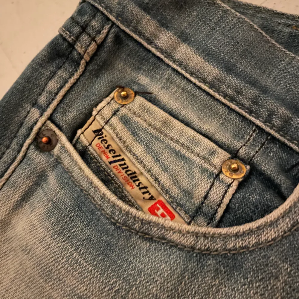 Skitsnygga low Waits jeans från diesel. Står att dom är storlek 31 men passar på mig som har 38. Jeans & Byxor.