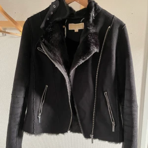 Michael kors jacka - Michael kors jacka perfekt till hösten i strl s