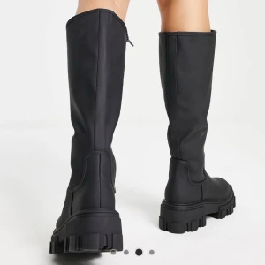 Höga boots  - Säljer dessa slutsålda boots från ASOS. Endast använda några få gånger och är i nyskick! 🤍 (sista bilden är min egen, där jag har skorna på mig) 