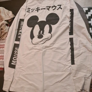 Vit hoodie mickey mouse hoodie - Här säljer jag ett par vit hoodie. Som är köpt för 200kr och säljer för 100kr. Den är helt ny den är ifrån H&M. Köparen betalar frakten🌸🌸 Den är i storlek M och är lite oversized