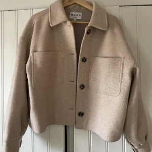 Kort kappa  - Säljer den här beiga Oversized korta kappan från NA-KD! Säljer den då den inte kommer till användning. Tryck INTE på köp nu utan skriv om du är intreserad! 
