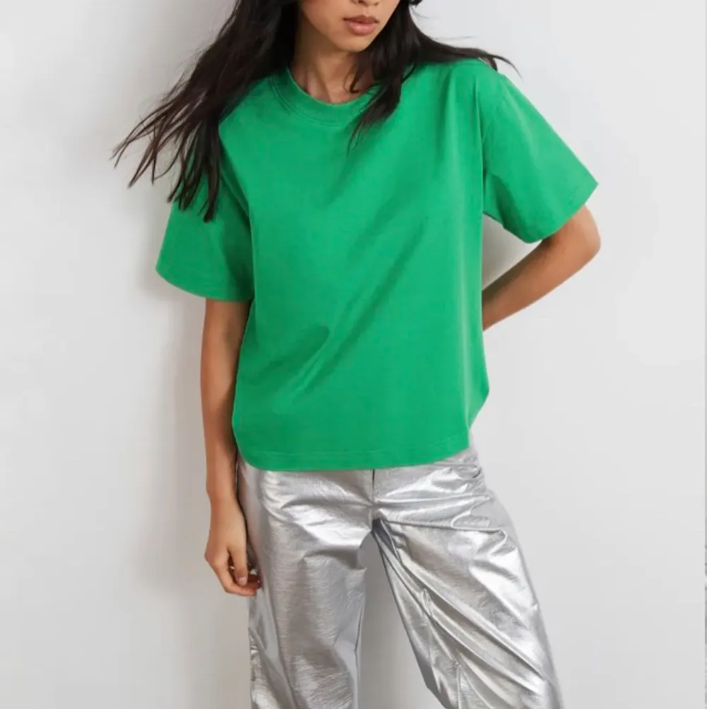 Grön t-shirt från Gina Tricot. Köparen står för frakten! . T-shirts.