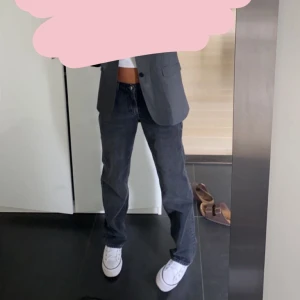 Low waist jeans  - Säljer mina super snygga lågmidjade jeans från ginatricot då dom ej kommer till användning. Använda ca 2 gånger så dom är som nya! Srlek 38 och är 173, har i vanliga fall runt 36 så dem passar mindre men även större beroende på hur man vill dem ska sitta!